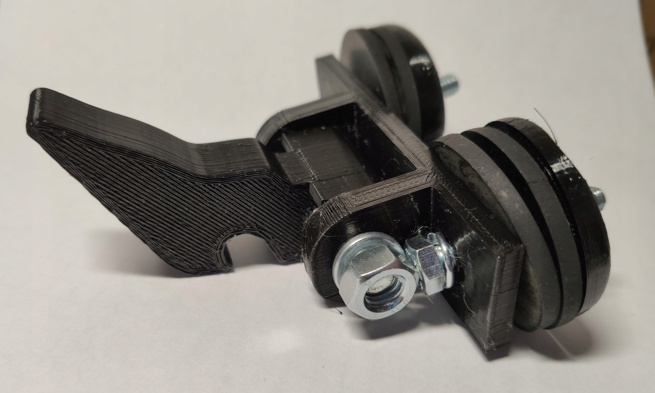 Zamek klamka tylnej szyby rozstaw 45 mm Massey Ferguson