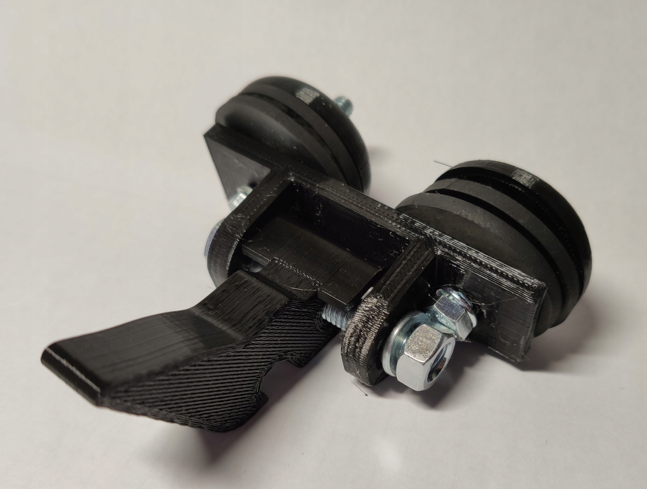 Zamek klamka tylnej szyby rozstaw 45 mm Massey Ferguson - obrazek 3