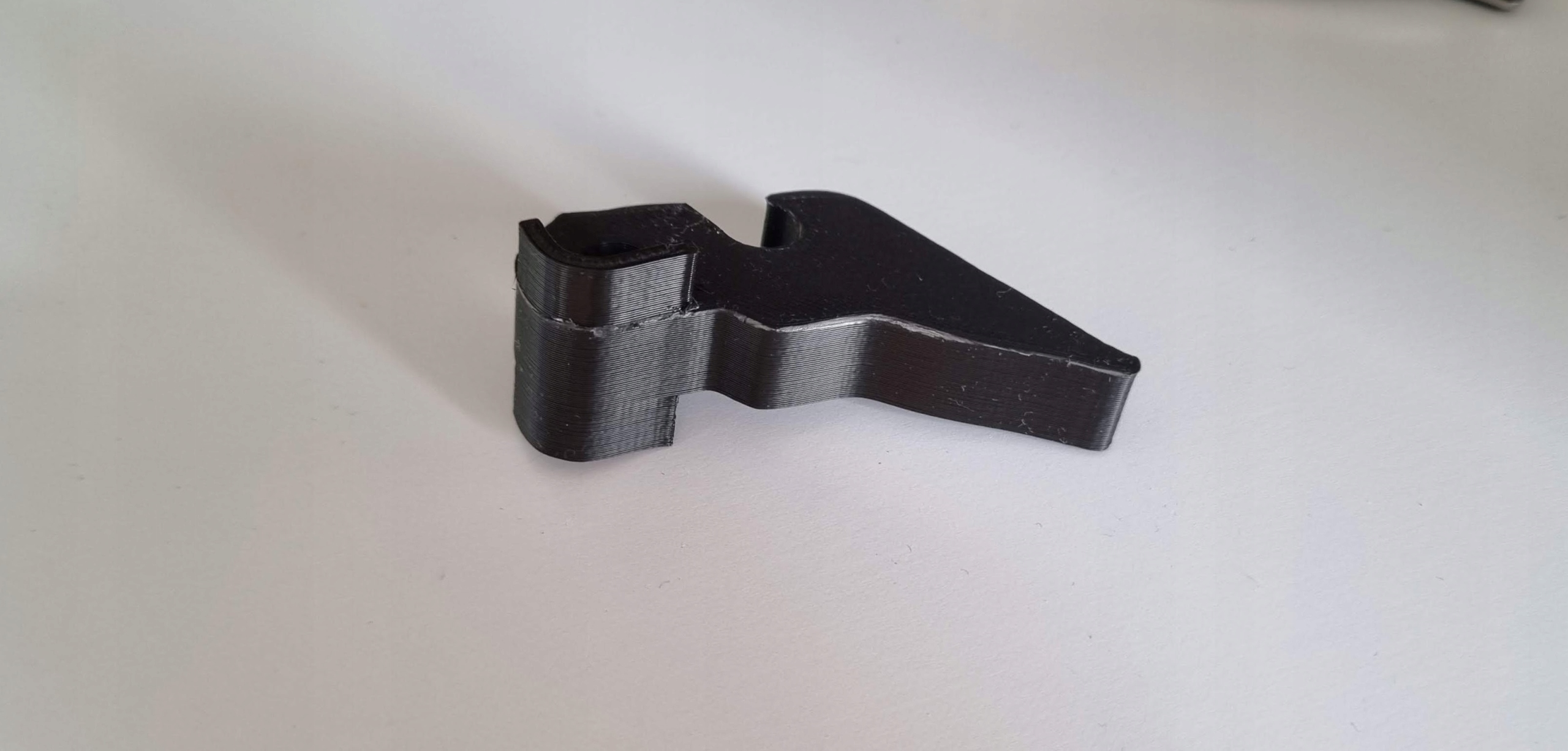 Zamek klamka tylnej szyby rozstaw 45 mm Massey Ferguson - obrazek 2